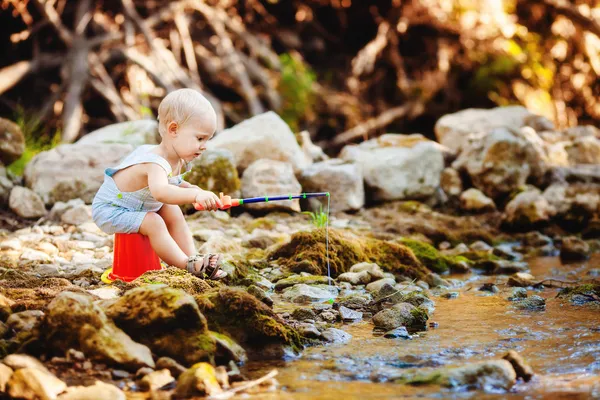 Pequeño niño sonriente pesca al aire libre — Foto de Stock