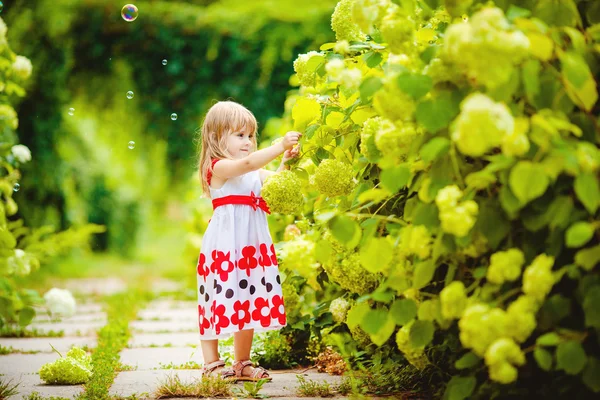 Retrato de hermosa niña en el parque verde de verano — Foto de Stock