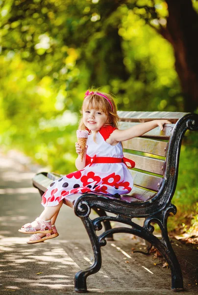Ritratto di bella bambina nel parco verde estivo — Foto Stock