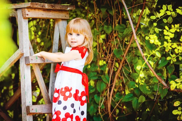 Porträt eines schönen kleinen Mädchens im sommergrünen Park — Stockfoto