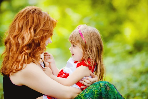 Madre e hija jugando en el verde parque de verano al aire libre — Foto de Stock