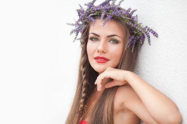 Lavanta çelenk içinde genç kadının portresi. moda, güzellik.