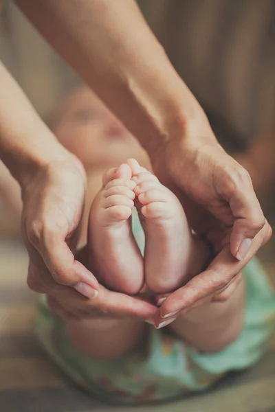 Masseur massaging little baby's foot, shallow focus — Stock Photo, Image