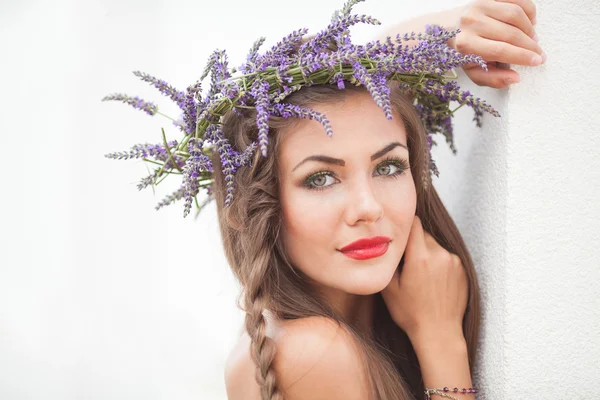 Ritratto di giovane donna in ghirlanda di lavanda. Moda, bellezza . — Foto Stock