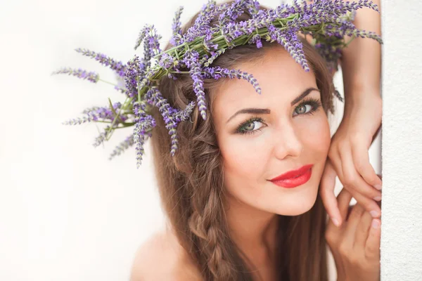 Portret van een jonge vrouw in lavendel krans. mode, schoonheid. — Stockfoto