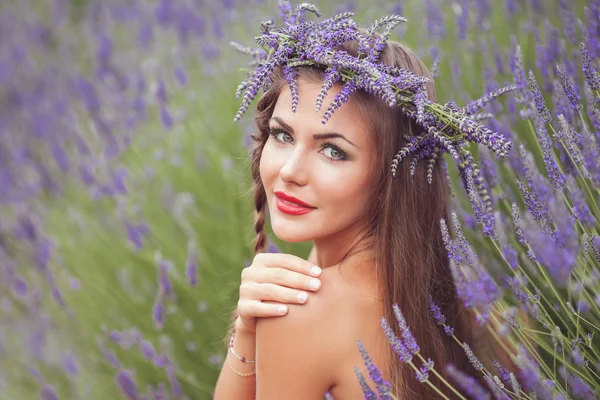 Porträtt av ung kvinna i lavendel krans. mode, skönhet — Stockfoto