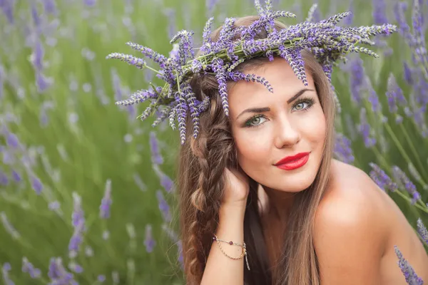 Portret van een jonge vrouw in lavendel krans. mode, schoonheid — Stockfoto