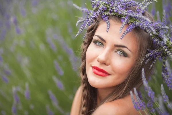 Ritratto di giovane donna in ghirlanda di lavanda. Moda, bellezza — Foto Stock