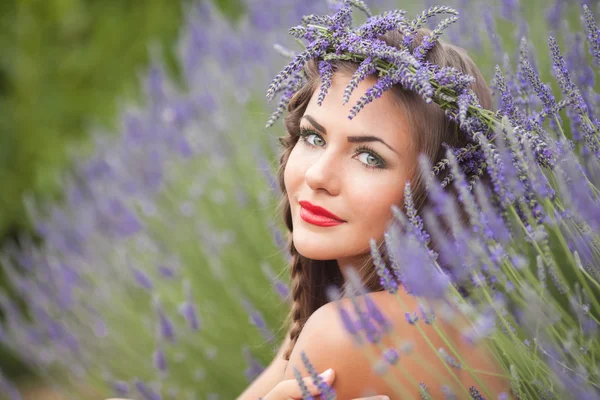 Ritratto di giovane donna in ghirlanda di lavanda. Moda, bellezza — Foto Stock