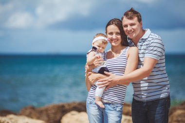 Üç okyanus kıyısında tarafından birlikte eğleniyor ve manzarayı aile portresi. Açık havada
