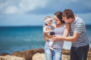 Üç okyanus kıyısında tarafından birlikte eğleniyor ve manzarayı aile portresi. Açık havada