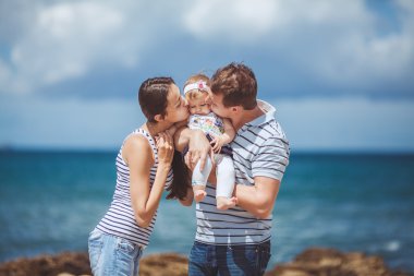 Üç okyanus kıyısında tarafından birlikte eğleniyor ve manzarayı aile portresi. Açık havada