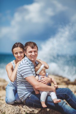 Üç okyanus kıyısında tarafından birlikte eğleniyor ve manzarayı aile portresi. Açık havada