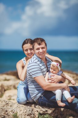 Üç okyanus kıyısında tarafından birlikte eğleniyor ve manzarayı aile portresi. Açık havada