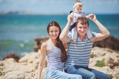 Üç okyanus kıyısında tarafından birlikte eğleniyor ve manzarayı aile portresi. Açık havada