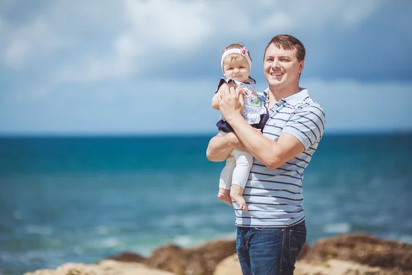 Porträt einer glücklichen Familie mit Mann und Kind, die sich im Sommer am blauen Meer amüsiert — Stockfoto