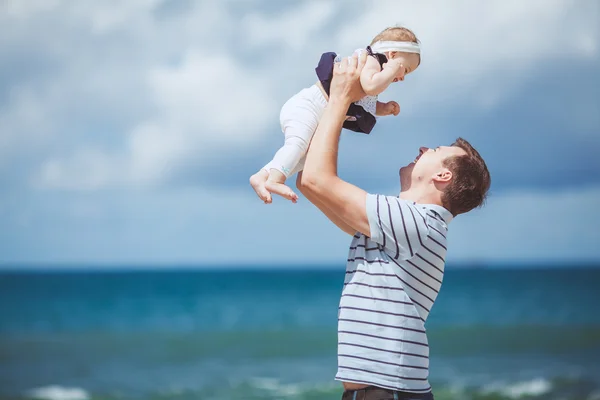 Porträt einer glücklichen Familie mit Mann und Kind, die sich im Sommer am blauen Meer amüsiert — Stockfoto