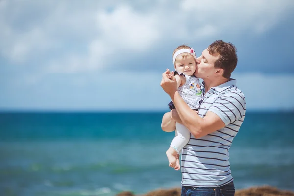 夏の青い海で楽しんで男と幼児の子の幸せな家族の肖像画 — ストック写真