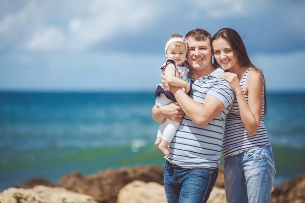 Portrét rodiny ze tří baví společně na břehu oceánu a do kraje. Venku — Stock fotografie