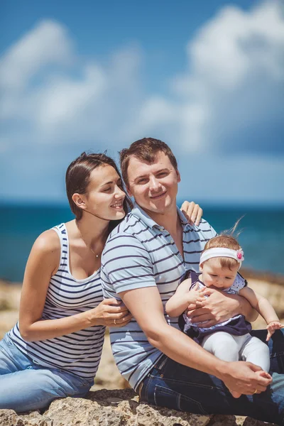 Porträt einer dreiköpfigen Familie, die sich gemeinsam am Meer vergnügt und die Aussicht genießt. im Freien — Stockfoto