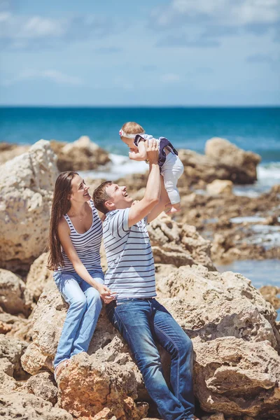 Retrato da família de três se divertindo juntos pela costa do oceano e apreciando a vista. Ao ar livre — Fotografia de Stock