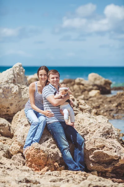 Retrato da família de três se divertindo juntos pela costa do oceano e apreciando a vista. Ao ar livre — Fotografia de Stock