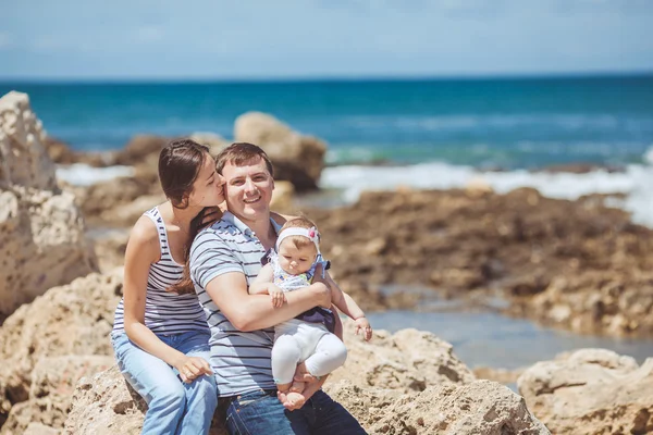 3 海海岸で一緒に楽しんで、眺めを楽しみながらの家族の肖像画。アウトドア — ストック写真