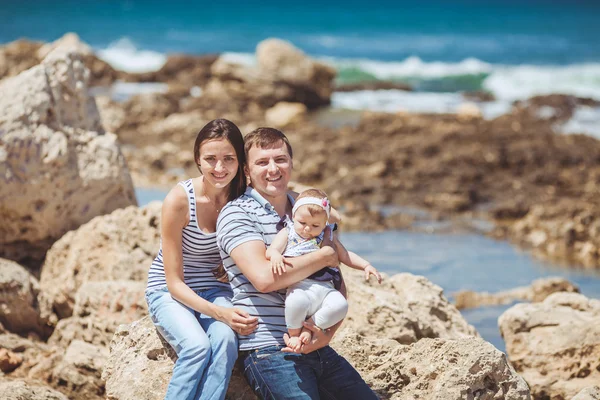 Retrato da família de três se divertindo juntos pela costa do oceano e apreciando a vista. Ao ar livre — Fotografia de Stock