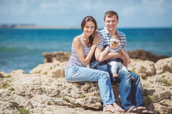 Portrait of family of three having fun together by the ocean shore and enjoying the view. Outdoors — Stock Photo, Image