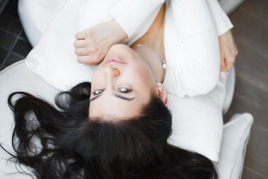 Beyaz penceresinde yanında onun odasında kanepede oturan genç ve güzel bir kadın portresi