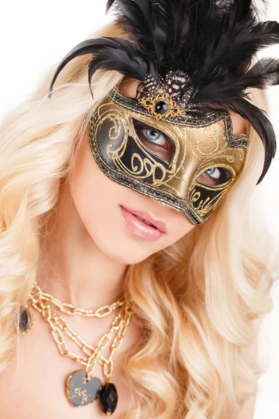 Portret pięknej młodej kobiety blondynka w czarny i złoty tajemnicze maski weneckie. Fotografia moda na białym tle — Zdjęcie stockowe