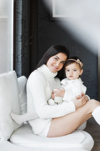 Foto de madre feliz con un bebé adorable en casa —  Fotos de Stock