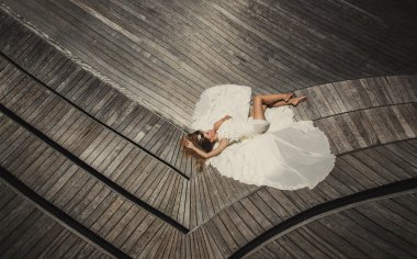 rahatlatıcı ve tropik ada Maldivler üzerinde eğleniyor gelinlik gelin