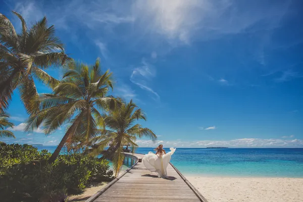 Bride on beautiful Maldivian beach — Stock Photo, Image