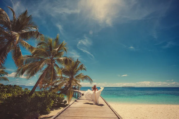Nevěsta na krásné maledivské pláže — Stock fotografie