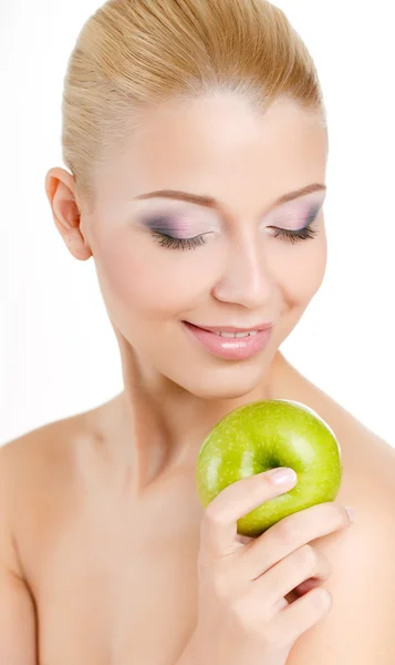 Brillante retrato primaveral de mujer sana feliz sosteniendo manzana —  Fotos de Stock