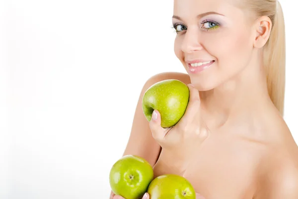 Lyst forårsportræt af glad sund kvinde, der holder æble - Stock-foto