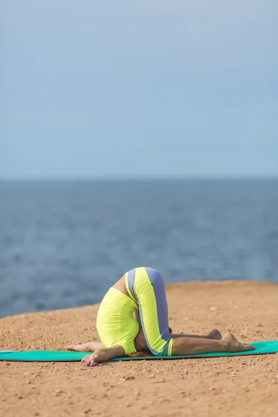 Mujer yoga. Serie. Al aire libre. En la orilla del mar —  Fotos de Stock