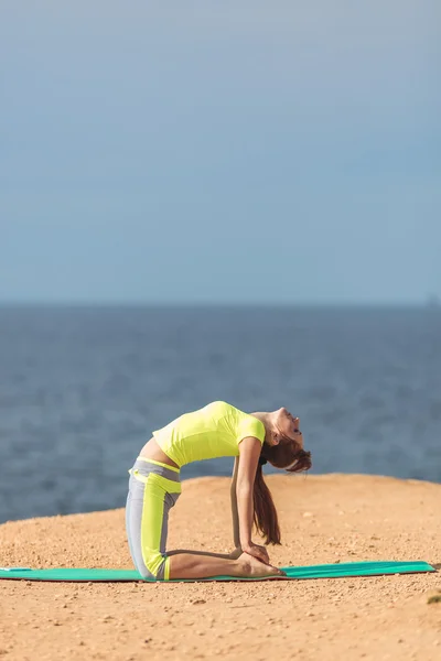 Žena jóga. série. venkovní. na pobřeží — Stock fotografie