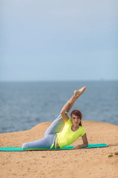 Mujer yoga. Serie. Al aire libre. En la orilla del mar —  Fotos de Stock