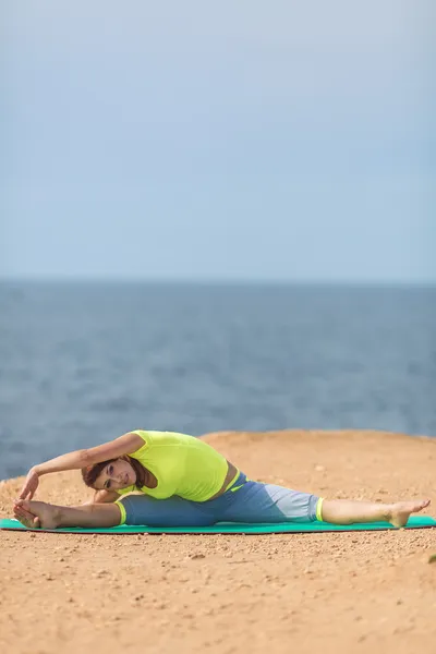Mujer yoga. Serie. Al aire libre. En la orilla del mar — Foto de Stock