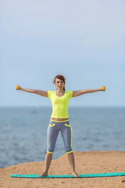 Yoga féminin. Série. En plein air. Au bord de la mer — Photo