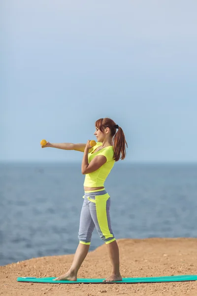 Woman yoga. Series. Outdoor. On the seashore — Stock Photo, Image