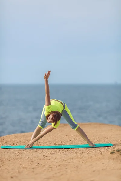 Mujer yoga. Serie. Al aire libre. En la orilla del mar —  Fotos de Stock