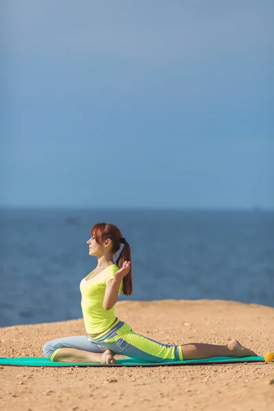 Frauen-Yoga. Serie. Draußen. am Meeresufer — Stockfoto