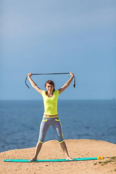 Yoga de mulher. Série. Ao ar livre. À beira-mar — Fotografia de Stock