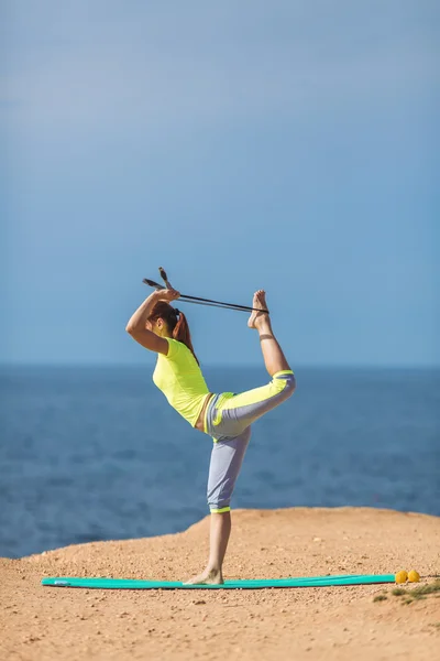 Woman yoga. Series. Outdoor. On the seashore — Stock Photo, Image