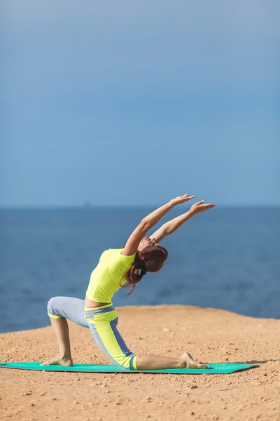 Frauen-Yoga. Serie. Draußen. am Meeresufer — Stockfoto