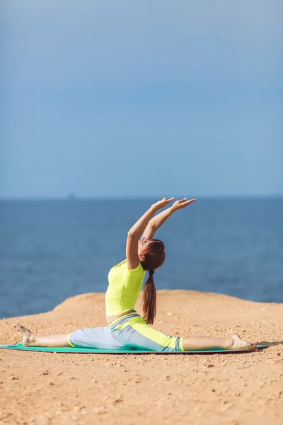 Yoga de mulher. Série. Ao ar livre. À beira-mar — Fotografia de Stock
