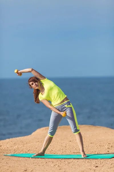 Woman yoga. Series. Outdoor. On the seashore — Stock Photo, Image